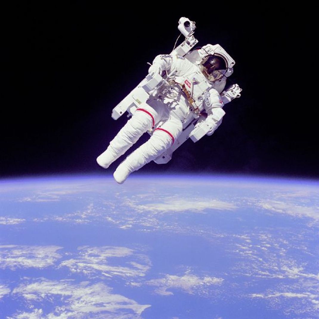 Wer ins Weltall will, muss schwindelfrei sein. Das zeigte NASA-Astronaut Bruce McCandless 1984 während seines historischen Raumspaziergangs ohne Sicherungsleine.
