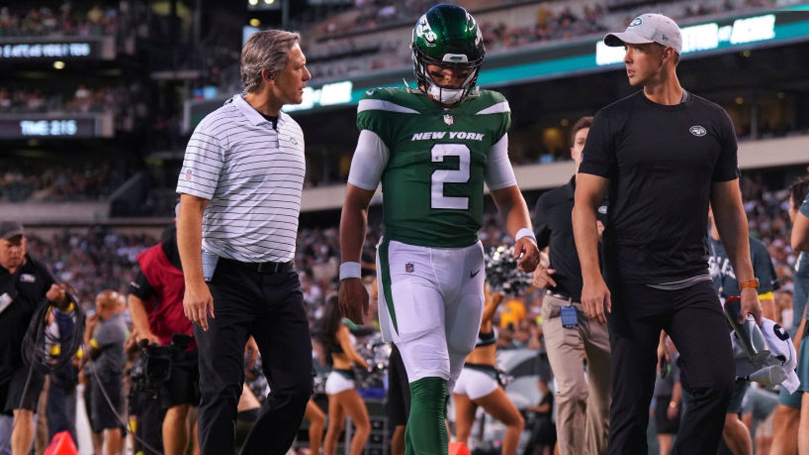 
                <strong>Verlierer: Zach Wilson (New York Jets)</strong><br>
                Der Quarterback der New York Jets erlebte den denkbar schlechtesten Auftakt in die Presaeson. Im Spiel gegen die Philadelphia Eagles zog er sich eine Verletzung am rechten Knie zu. Anfängliche Befürchtungen, es könne sich um einen Kreuzbandriss handeln, haben sich zwar nicht bestätigt. Die Knochenprellung und der Teilriss im Meniskus erfordert allerdings eine Operation. Wilson könnte den Saisonstart verpassen und würde dann von Routinier Joe Flacco ersetzt werden. Dass er in dieser Kategorie landet ist einfach nur Pech.
              