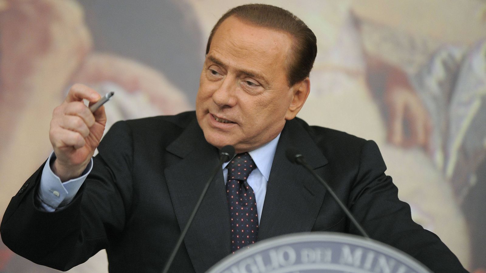 
                <strong>Silvio Berlusconi wird Regierungschef von Italien</strong><br>
                Im Mai gewinnt die Partei "Forza Italia" die Wahlen in Italien. Wenig später wird ihr Vorsitzender, Silvio Berlusconi, zum Regierungschef gewählt. Heute erinnert man sich weniger an Berlusconis politische Verdienste als vielmehr an seine ausgelassenen Feiern mit leicht bis gar nicht bekleideten Frauen.
              