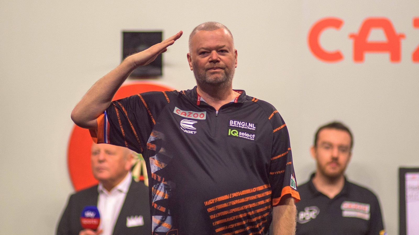 <strong>Raymond van Barneveld (Niederlande) - Barney</strong><br>
                Auch der Spitzname Raymond van Barnevelds kommt nicht von ungefähr. "Barney" ist zwar letztlich nur eine kürzere Ableitung seines vollen Nachnamens, dennoch hat sich der Spitzname bei den Fans als einer der beliebtesten entpuppt. Aus diesem Grund bezeichnen sich die Fans des Niederländers als die sogenannte "Barney Army". Früher trug der fünfmalige Weltmeister auch den Spitznamen "The Man".
