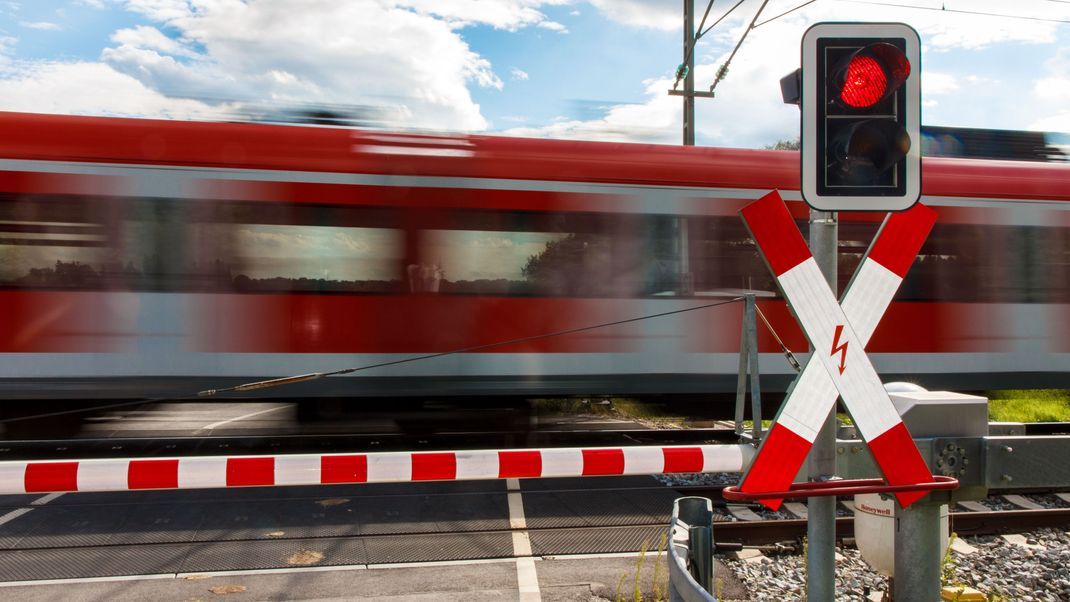 Eine Frau missachtete eine geschlossene Bahnschranke in Traunstein (Bayern) und kollidierte mit einer Regionalbahn (Symbolfoto).