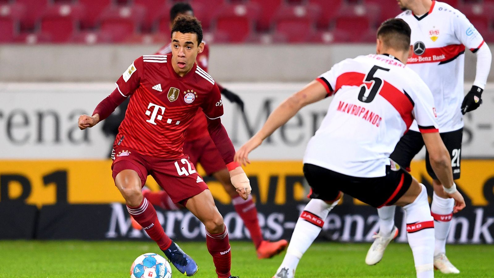 
                <strong>Jamal Musiala</strong><br>
                In der Anfangsphase mit Gnabry der aktivste Bayern-Spieler. Interpretiert seine Rolle offensiver als Nebenmann Roca. Schaltet sich nach Balleroberung immer wieder in den Angriff mit ein. Sucht dabei vor allem Lewandowski. Überall zu finden, aber in den Zweikämpfen fehlt ihm noch der Biss. Auch beim Gegenpressing mit Luft nach oben. Leitet mit seiner Balleroberung in der 53. Minute im Mittelfeld und schnellem Umschaltspiel Gnabrys 2:0 ein. Hätte sich später auch noch selbst mit einem Treffer belohnen können, scheitert aber an VfB-Keeper Müller. ran-Note: 3
              