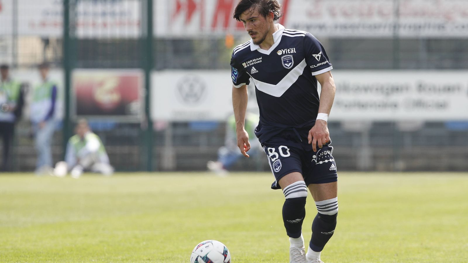 
                <strong>Rumänien: Alexi Pitu (Girondins Bordeaux) </strong><br>
                &#x2022; Linksaußen<br>&#x2022; 21 Jahre alt (2002)<br>&#x2022; Sechs Länderspiele für die rumänische U21-Nationalmannschaft<br>&#x2022; Marktwert: 1,8 Millionen Euro<br>
              