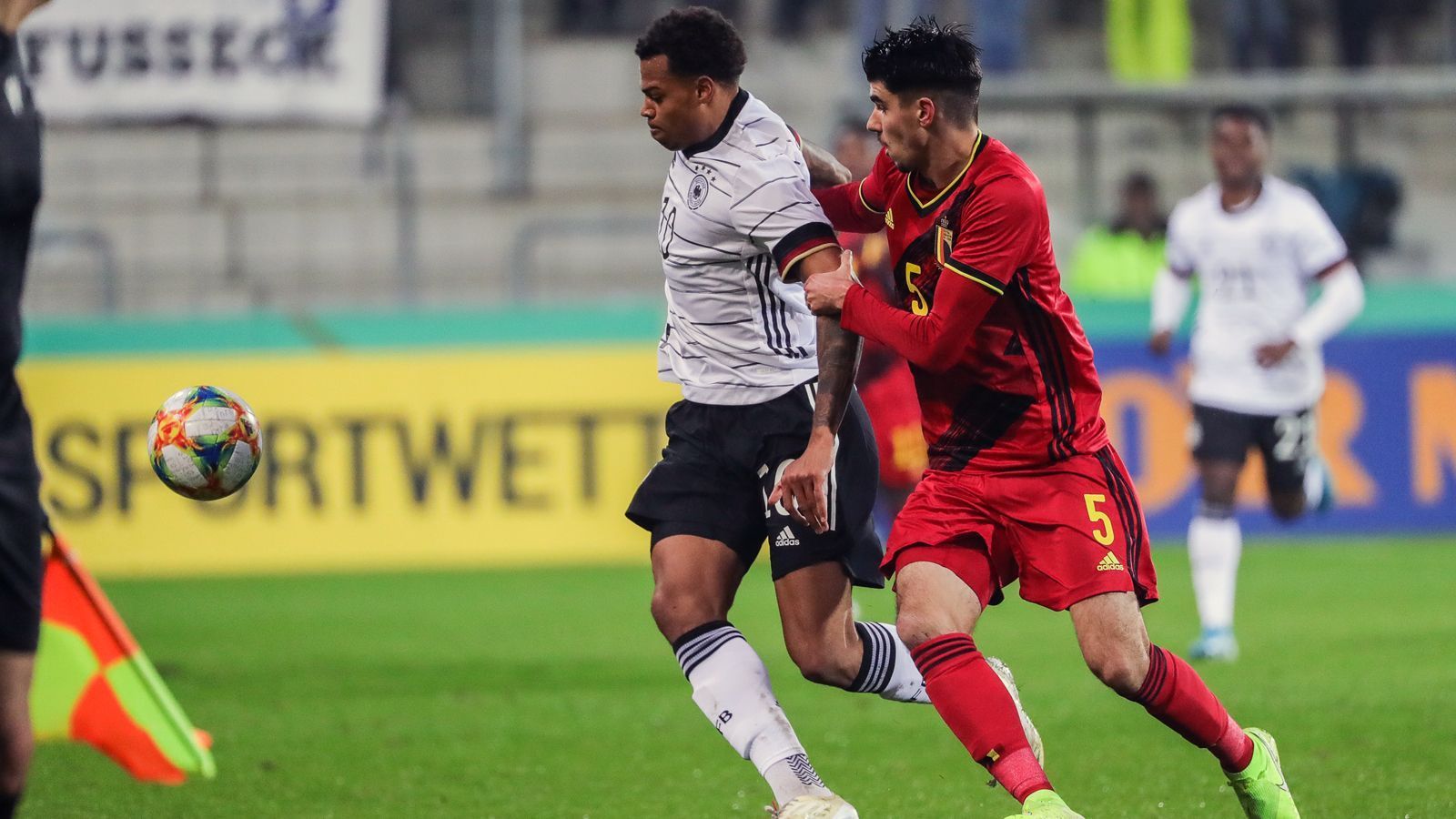 
                <strong>2:3 gegen Belgien! Deutsche U21 in der Einzelkritik</strong><br>
                Die deutsche U21-Nationalmannschaft muss sich im dritten EM-Qualifikationsspiel zum ersten Mal geschlagen geben. Im Freiburger Schwarzwaldstadion unterliegt das Team von U21-Bundestrainer Stefan Kuntz der Mannschaft aus Belgien mit 2:3. ran.de hat den Auftritt der DFB-Junioren in der Einzelkritik bewertet.
              