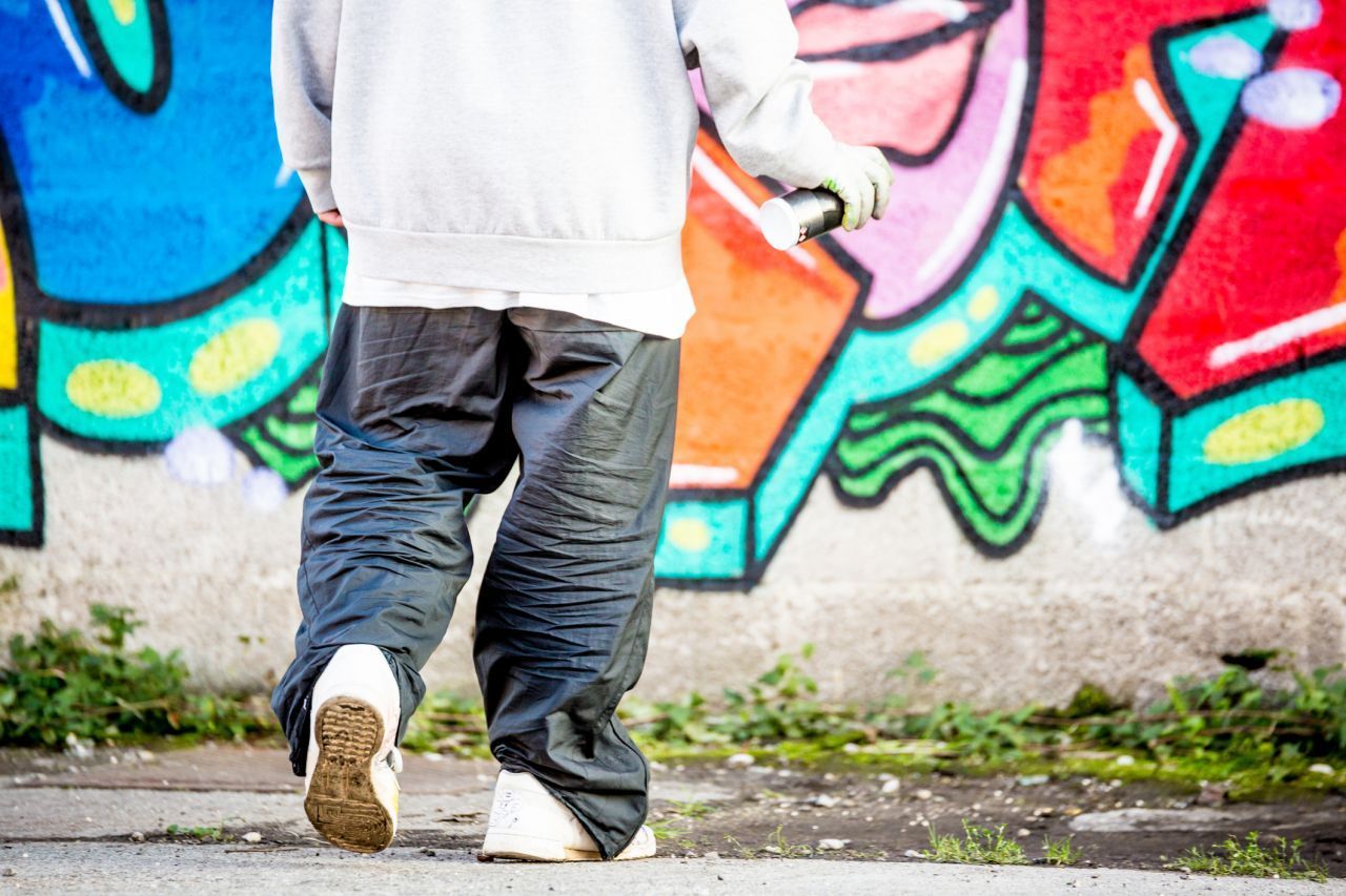 Baggy Pants sind ein Symbol der 90er. Die über das gesamte Bein extra weit geschnittenen Hosen waren nicht nur in der Hip-Hop-Szene angesagt.