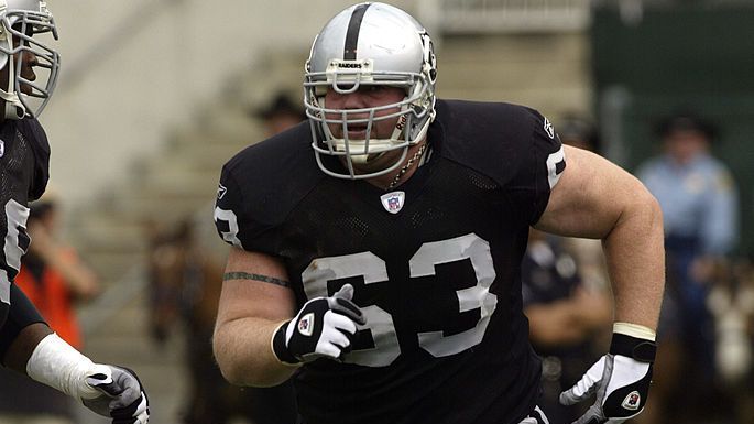 
                <strong>Super Bowl XXXVII: Robbins feiert nie geschehenen Super Bowl-Sieg</strong><br>
                Vor dem 37. Super Bowl gab es große Sorgenfalten auf der Stirn von Oakland-Raiders-Head-Coach Bill Callahan. Sein Center Barret Robbins war nicht mehr aufzufinden. Als der Profi abends von Teamkollegen gefunden wurde, war er so verwirrt, dass er scheinbar nicht mal mehr seinen Coach wiedererkennen konnte. Callahan wollte Robbins zunächst aufstellen, jedoch entschied er sich dagegen und Robbins wurde als inaktiv gelistet. Später wurde bei ihm eine bipolare Störung festgestellt. Nach Angaben seiner Frau verbrachte er den ganzen Tag feiernd in der Region Tijuana (Mexiko), in der Annahme, sein Team hätte bereits den Super Bowl gewonnen. Ganz im Gegenteil: Die Tampa Bay Buccaneers gewannen mit 48:21 gegen die Raiders.
              
