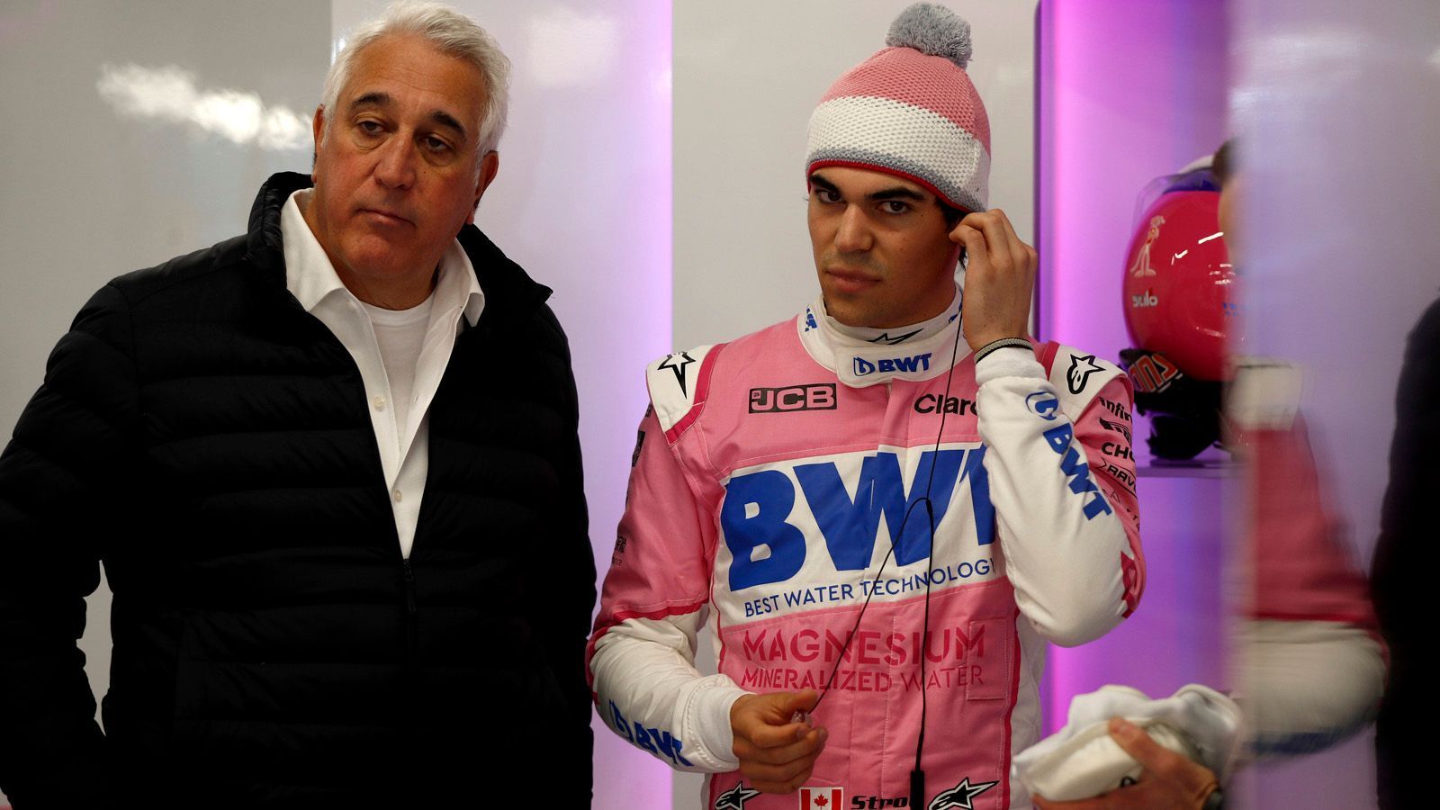 
                <strong>Lance Stroll </strong><br>
                Die Investition wurde weiter ausgebaut. In der Saison 2021 wird aus Racing Point das Werksteam Aston Martin. Lawrence Stroll (Foto, links) ist der Antreiber dahinter, hat für 215 Millionen Euro ganze 16,7 Prozent an der Automarke erworben. Obwohl sein Sohn langsamer ist als sein derzeitiger Teamkollege Sergio Perez, muss er sich um seine Zukunft keine Sorgen machen. Sofern sich die Gerüchte bestätigen, dass Sebastian Vettel 2021 zu Aston Martin kommt, wird wohl nicht Stroll sondern Perez weichen müssen. Perez rechnet dann jedenfalls mit seinem Rauswurf: "Ich denke, das liegt auf der Hand, wenn jemand gehen muss. Ich bin Vater, ich würde meinen Sohn nicht rausschmeißen."
              