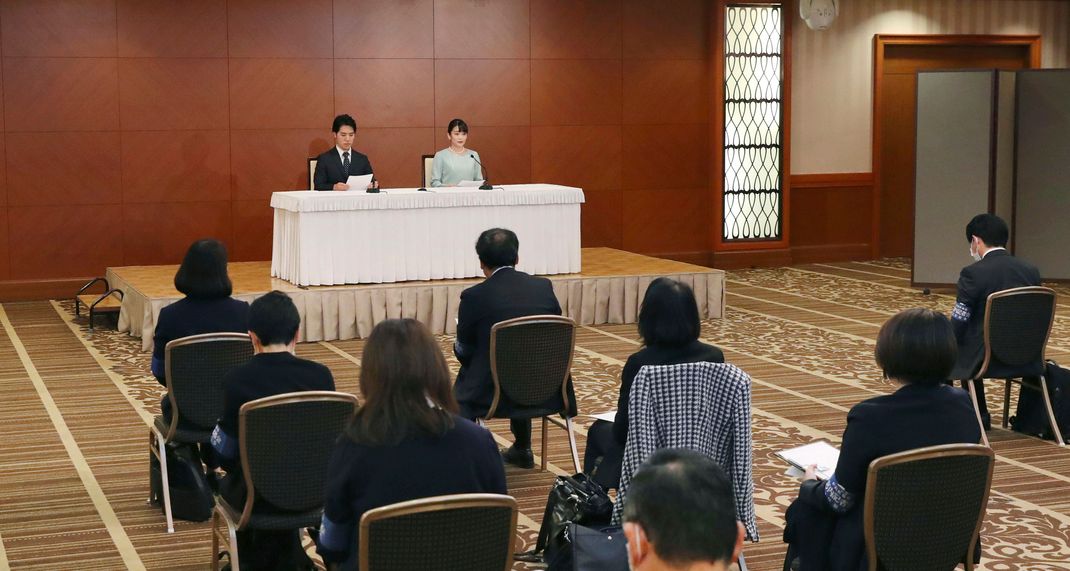 Entschlossenheit und Entschuldigungen, das gab's von Mako und Kei bei der Pressekonferenz im tristen Veranstaltungsraum eines Hotels in Tokio. Von den Journalist:innen gab's vor allem negative Schlagzeilen.