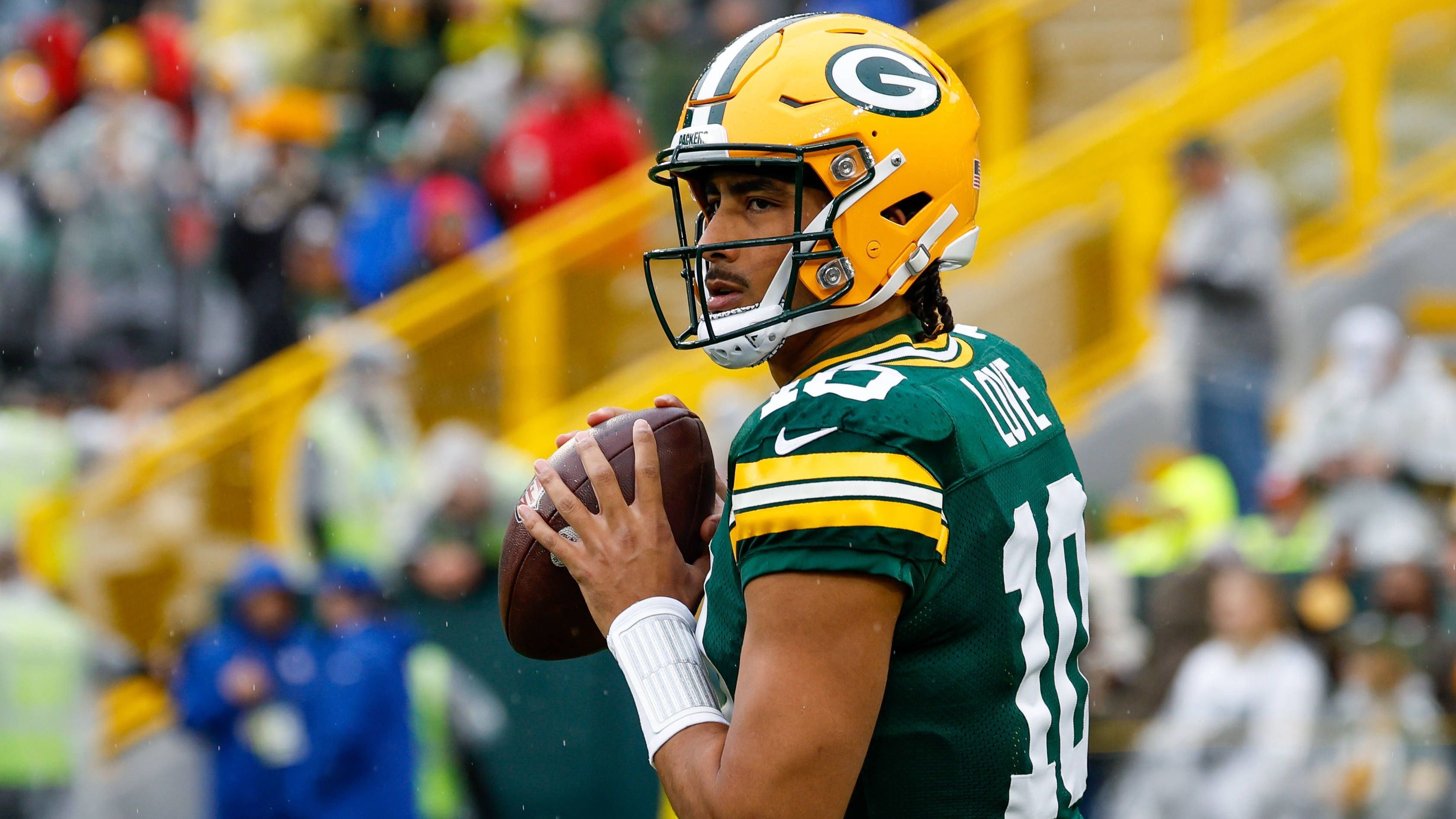 <strong>Platz 10: Jordan Love (Green Bay Packers)</strong><br>Leider ab und zu verletzt gewesen, ansonsten immer ein Highlight. Die junge Mannschaft der Packers weiß zu begeistern und Love ist mittendrin. Auch in dieser Saison wird mit viel Spektakel zu rechnen sein. Manchmal muss er mit etwas mehr Köpfchen spielen.
