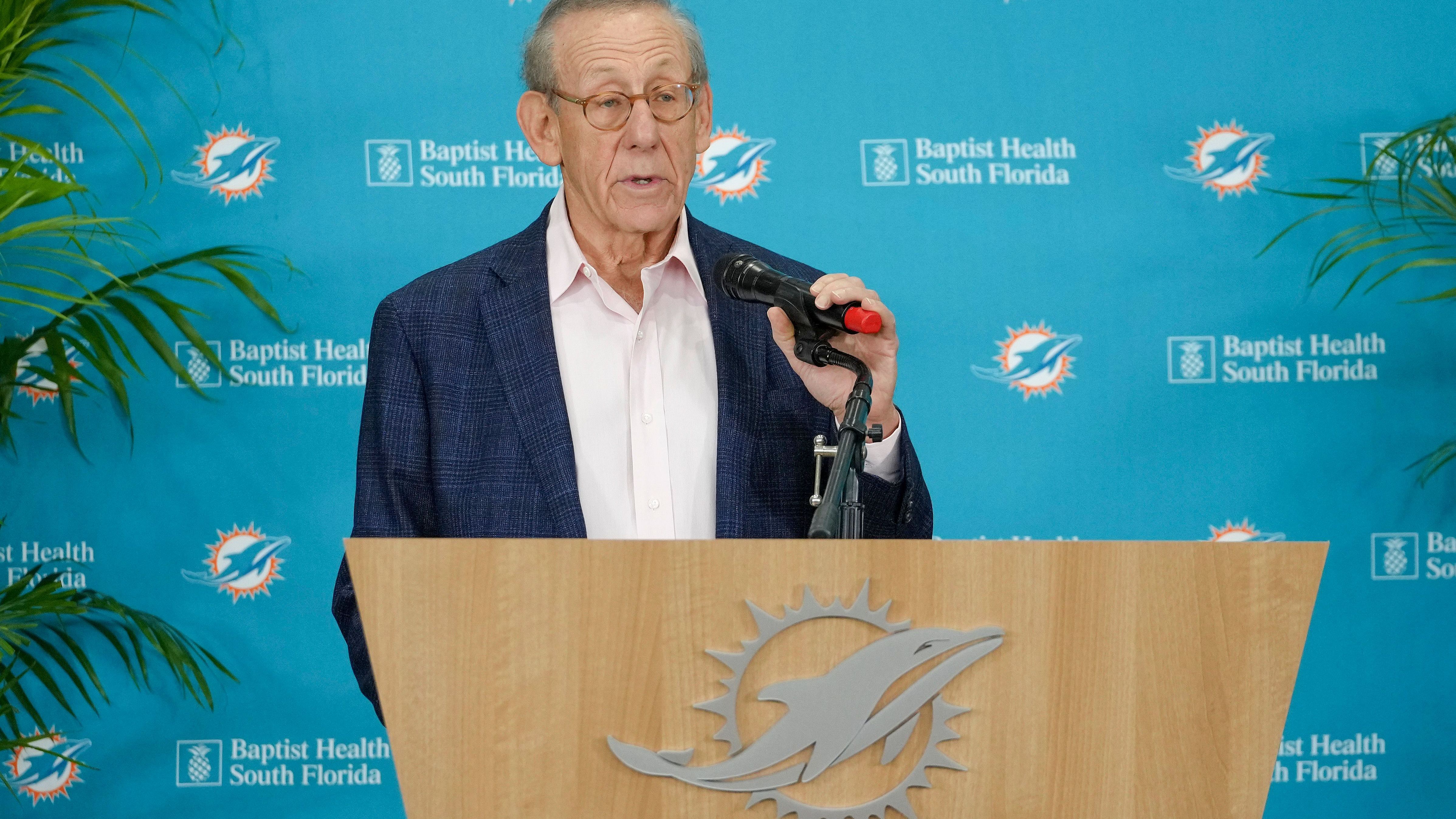 <strong>Miami Dolphins: Tampering (2020-2022)</strong><br>Eigentlich geht das sogar bis 2019 zurück. "Tampering" ist verboten. Das bedeutet, es gibt Phasen der Saison, in denen man nicht mit anderen Spielern oder Coaches etc. verhandeln darf, wenn sie noch woanders unter Vertrag stehen. Die Dolphins unter Besitzer Stephen Ross taten dies aber mehrfach. Sie versuchten Tom Brady als Quarterback und Sean Payton als Coach zu bekommen, während diese noch woanders vertraglich gebunden waren. Die NFL bekam das raus und sanktionierte die Dolphins. Zwei Millionen Dollar Strafe sowie der Verlust von Erst- und Drittrundenpicks für den Draft 2023 und 2024. Wir hätten hier aber auch den schlechten Umgang mit Brian Flores 2021 nennen können.