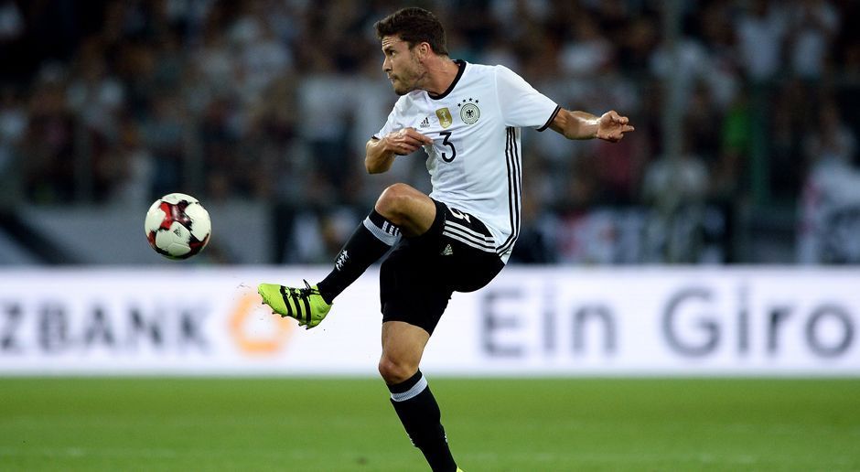 
                <strong>Jonas Hector</strong><br>
                Jonas Hector: Beackerte wie immer die linke Seite. Nach hinten nicht immer sattelfest, schaltete sich der Kölner ob der überwiegenden Harmlosigkeit des Gegners oft mit nach vorne ein. Oft aber auch wirkungslos. Wurde in der 63. Minute ausgewechselt. ran-Note: 4
              