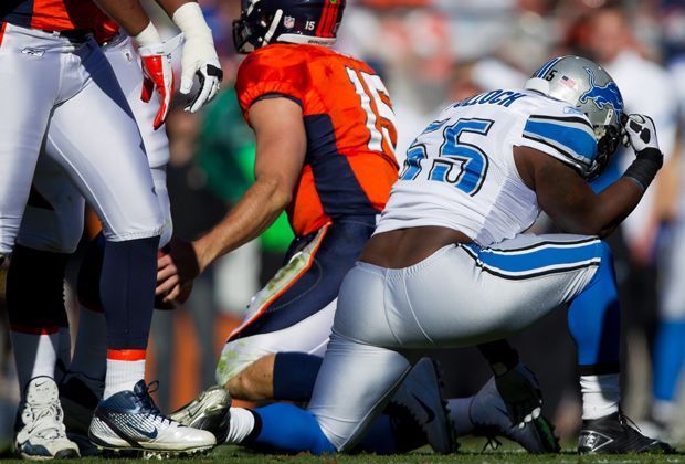 
                <strong>Stephen Tulloch (Detroit Lions/NFL)</strong><br>
                Logisch, dass vor allem die Gegenspieler sehr allergisch auf diese Jubelgeste reagieren und diese bei Erfolgen gerade gegen Tebow anbringen, wie hier Stephen Tulloch nach einem Sack gegen Tebow.
              