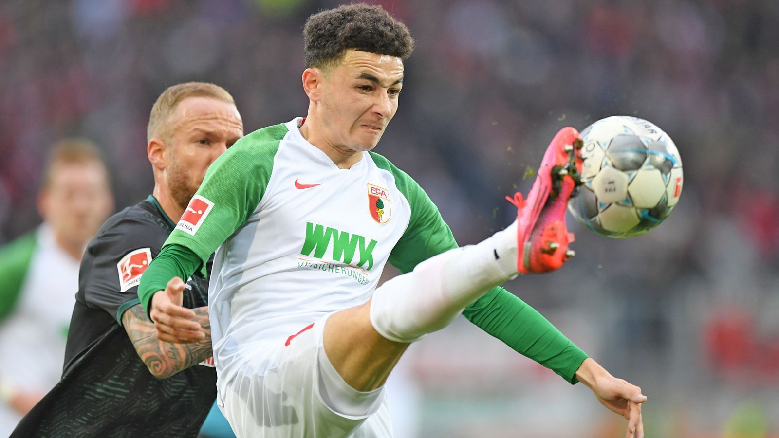 
                <strong>Platz 14: FC Augsburg - 27 Punkte</strong><br>
                Hat der FCA vor der Coronapause die schlimmsten Wochen bereits hinter sich gebracht? In den letzten drei Spielen vor der Unterbrechung musste der FCA gegen Leverkusen, Gladbach und den FC Bayern antreten - ohne Erfolg. Trainer Martin Schmidt musste gehen, Heiko Herrlich soll es jetzt richten. Im Saison-Endspurt geht es fast ausschließlich gegen Teams der unteren Tabellenhäfte: Wolfsburg (H), Schalke (A), Paderborn (H), Hertha (A), Köln (H), Mainz (A), Hoffenheim (H), Düsseldorf (A), Leipzig (H).ran.de-Prognose: Die Fuggerstädter haben den unsicheren Keeper Tomas Koubek vorerst duch Andreas Luthe ersetzt. Generell zeigte der FCA auch gegen Teams wie Leverkusen und Bayern gute Leistungen. Augsburg holt mit Herrlich die nötigen Punkte und bleibt souverän in der Liga.
              