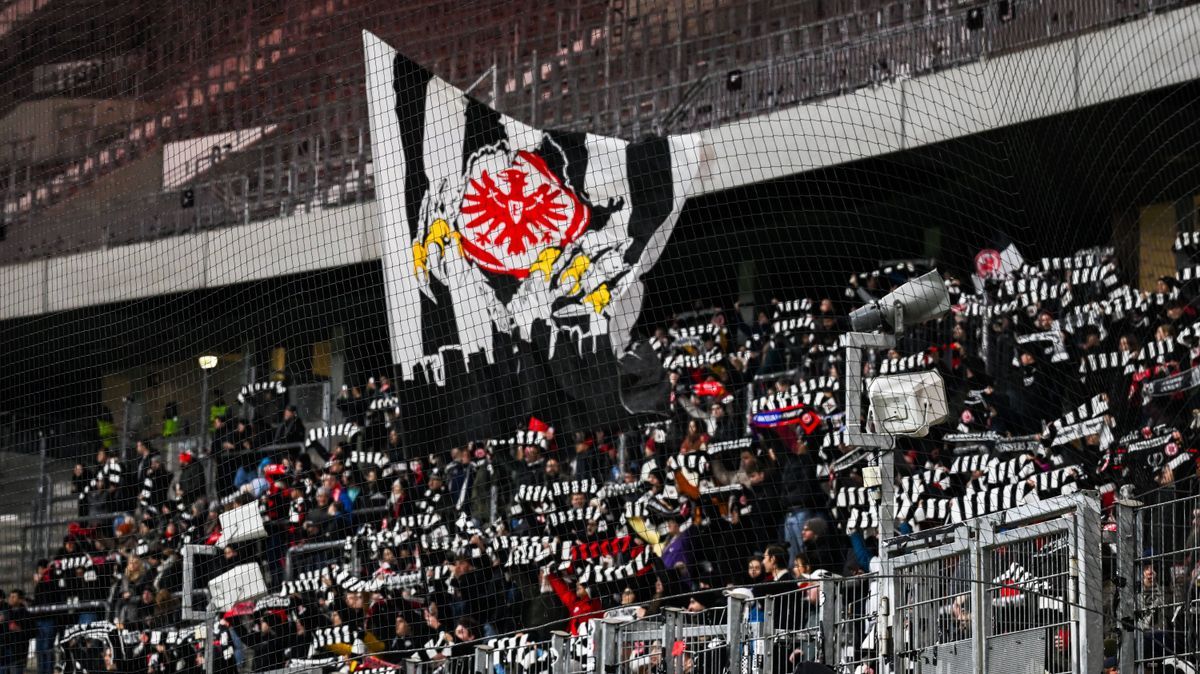 22.11.2023, GER, Fußball, UWCL, 2023 2024, Gruppenphase, 2. Spieltag Gruppe A, Eintracht Frankfurt - FC Barcelona, Barca Während der Eintracht Hymne halten Fans Schals hoch und schwenken eine Fahne...