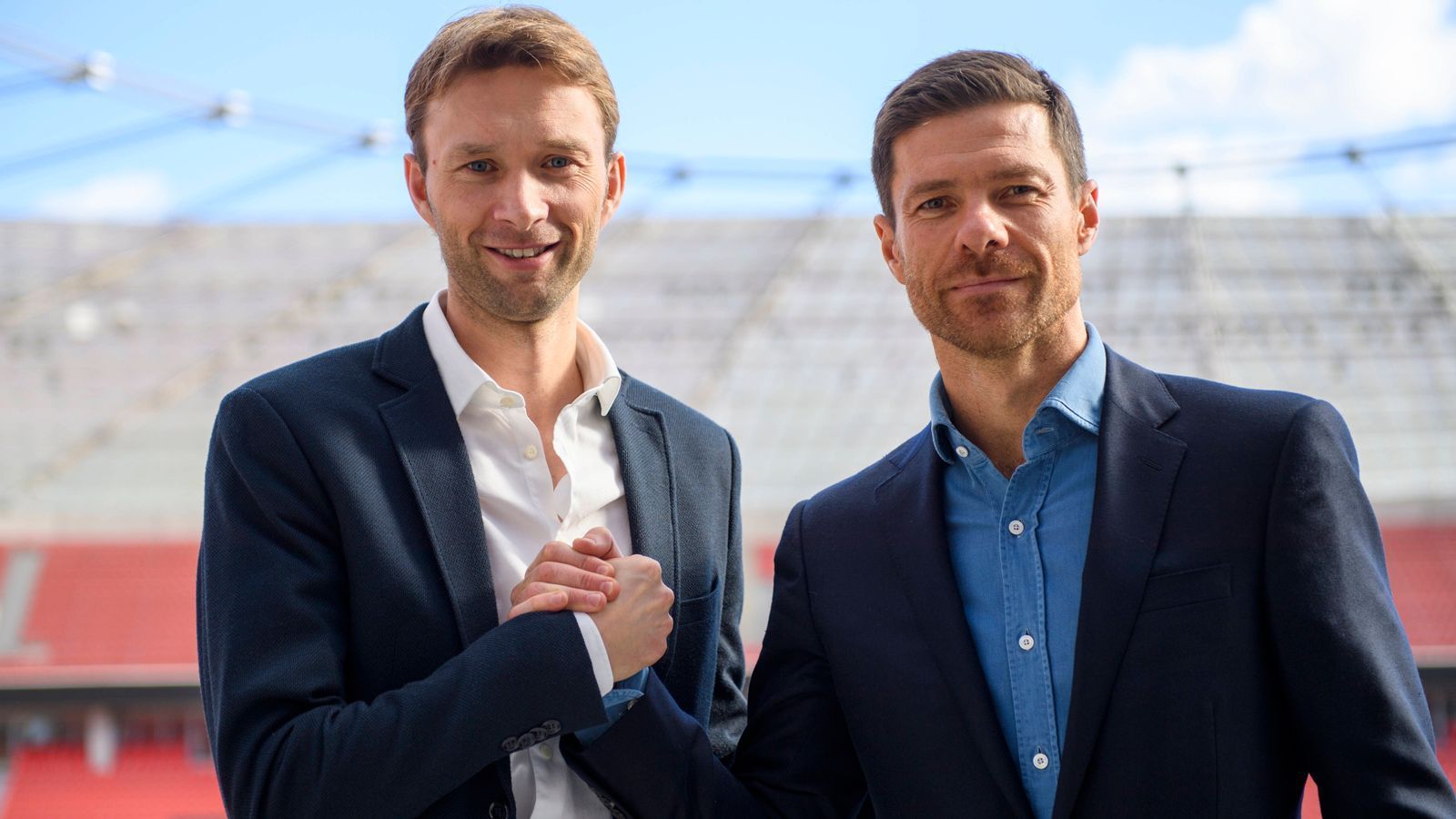 
                <strong>Vertrag bis 2024</strong><br>
                Der Spanier Xabi Alonso unterschrieb bei Champions-League-Teilnehmer Leverkusen einen Vertrag bis zum 30. Juni 2024. "Ich kenne Leverkusen aus meiner Zeit in Deutschland als einen hervorragenden Verein. Bayer 04 hatte immer tolle Spieler, auch im jetzigen Kader sehe ich viel Qualität. In meinen Gesprächen mit dem Verein wurde schnell deutlich, dass man hier trotz der aktuell schwierigen Lage grundsätzlich und weiterhin ehrgeizige Ziele verfolgt", sagte Alonso bei seiner Vorstellung in Leverkusen. Für ihn ist es die erste Trainer-Station im Ausland. 
              