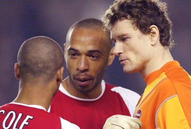 
                <strong>FC Arsenal (2003/04)</strong><br>
                Das Kunststück, eine ganze Saison unbesiegt zu überstehen, schafften in den europäischen Top-Ligen vier Teams: Mit Jens Lehmann im Tor gelang dies dem FC Arsenal in der Saison 2003/04. Bis heute sind die Gunners das einzige Team der Premier League, dem dieser Triumph gelang.
              