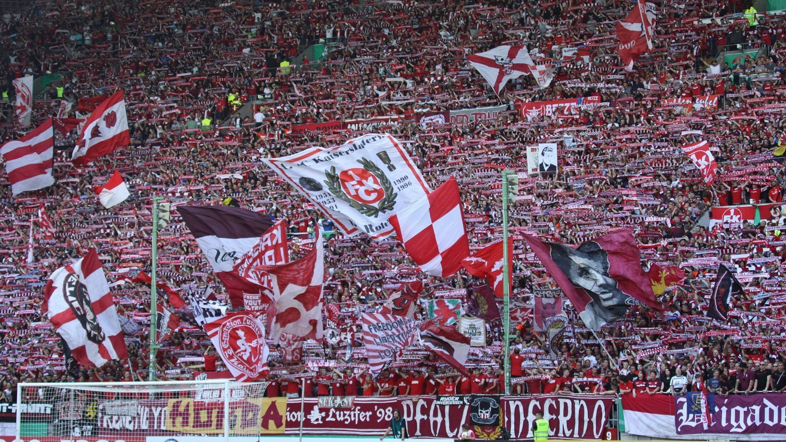 
                <strong>Die Fans sorgen für eine hitzige Atmosphäre</strong><br>
                Ursprünglich waren 20.000 Zuschauer für das Pokalspiel im Fritz-Walter-Stadion zugelassen. Aufgrund des Inzidenzwerts wurde die Anzahl der zugelassenen Fans auf 5.000 reduziert. Das klingt nicht viel, kann aber dennoch von großer Bedeutung sein. Der FCK verfügt trotz der jahrelangen sportlichen Misere über viele eingefleischte Fans. Und die werden auch in geringer Anzahl für eine hitzige Atmosphäre sorgen. Gladbach ist gewarnt.
              