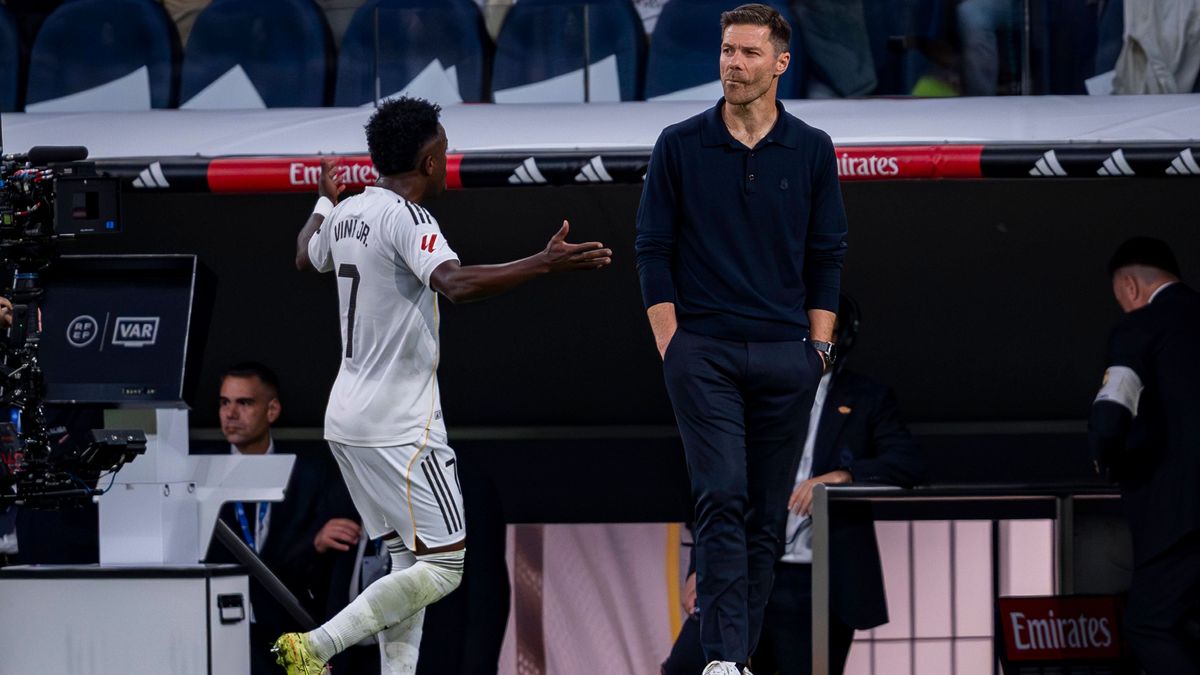 Real Madrid CF vs Barcelona FC - LaLiga EA Sports Vinicius Junior of Real Madrid (L) protests following his replacement with Xabi Alonso (R), head coach of Real Madrid, during the LaLiga EA Sports ...