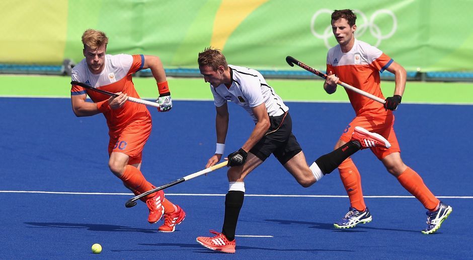 
                <strong>Feldhockey</strong><br>
                Der Niederländer will das Abseits womöglich komplett abschaffen. Ebenso hält er Zeitstrafen anstatt Gelber Karte oder fliegende Wechsel im Spiel für realisierbar. Einige dieser Ideen hat sich van Basten beim Feldhockey abgeschaut und weist deutlich darauf hin: "Dort gibt es keine Probleme." ran.de meint: Genug Regeländerungen? Ach, da geht noch mehr! Das sind unsere Revolutions-Vorschläge für den Fußball.
              