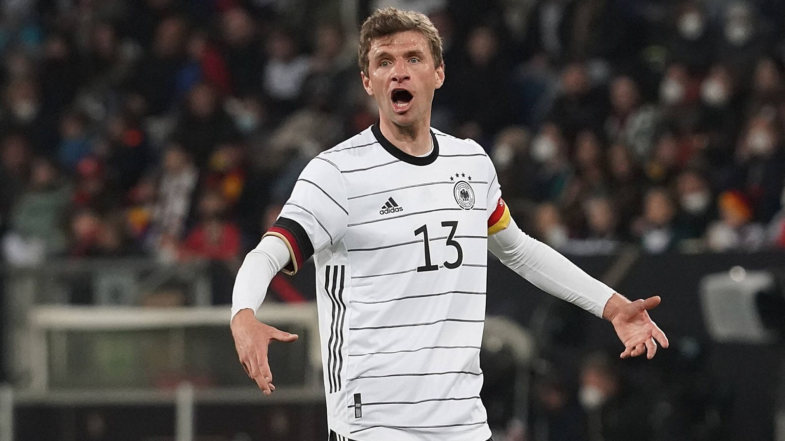 
                <strong>Thomas Müller (FC Bayern München)</strong><br>
                Die Fähigkeiten von Thomas Müller sind unbestritten. Allerdings hat die Vergangenheit gezeigt, dass der Routinier diese vor allem als hängende Spitze zum Vorschein bringen kann, nicht aber als falsche Neun. Müller braucht einen Mann vor sich, ansonsten findet der "Raumdeuter" kaum zu seinem gewohnt unvorhersehbaren, aber zugleich effektiven Spiel. Das weiß auch Flick aus seiner Zeit als Bayern-Trainer, in der er Müller in dieser Position vehement stärkte. Als Mittelstürmer wird er ihn wohl nur im Notfall aufstellen.
              