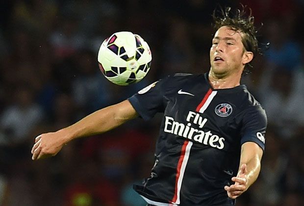 
                <strong>Verteidigung: Maxwell (Paris Saint-Germain)</strong><br>
                Noch ein Teamkollege und Landsmann: Auch Maxwell von PSG darf sich über die Nominierung von Silva freuen. Der Linksverteidiger wechselte 2012 vom FC Barcelona nach Frankreich.
              