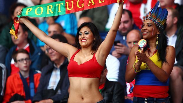 
                <strong>Fans Portugal</strong><br>
                Gewohnt freizügig präsentierten sich die zahlreichen Anhängerinnen Portugals.
              
