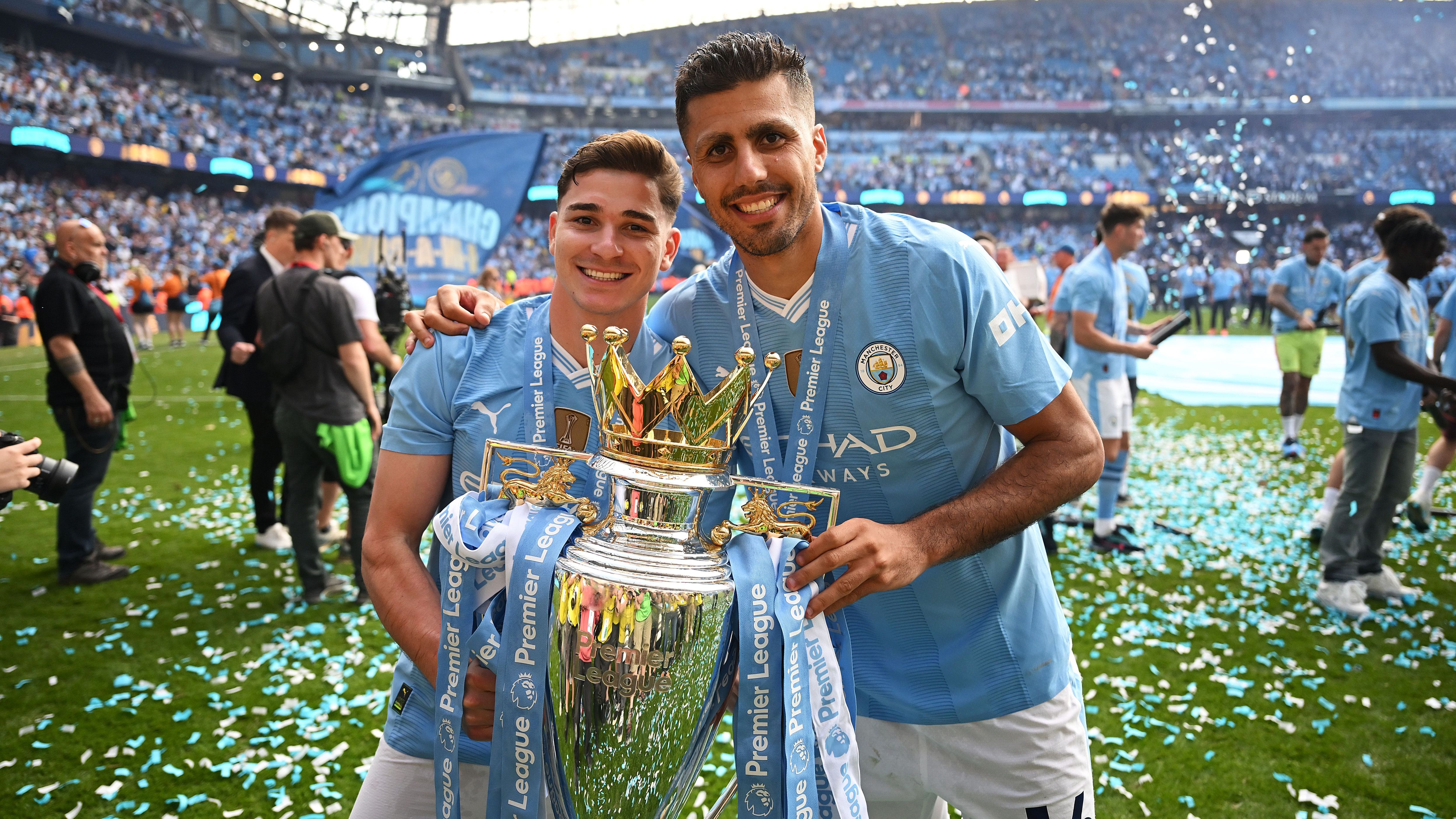 <strong>Men's Ballon d'Or: Weltfußballer</strong><br>Gewinner: Rodri<br>Team: Manchester City<br>Bereits vor Monaten sollte laut diversen Medienberichten feststehen, dass Vinicius Junior den goldenen Ball erhält. Letztlich setzte sich überraschend Rodri durch, der mit Manchester City englischer Meister wurde und als Spieler des Turniers den EM-Pokal mit Spanien in die Höhe reckte. Nach 64 Jahren hat Spanien damit endlich wieder einen Ballon d'Or-Sieger.