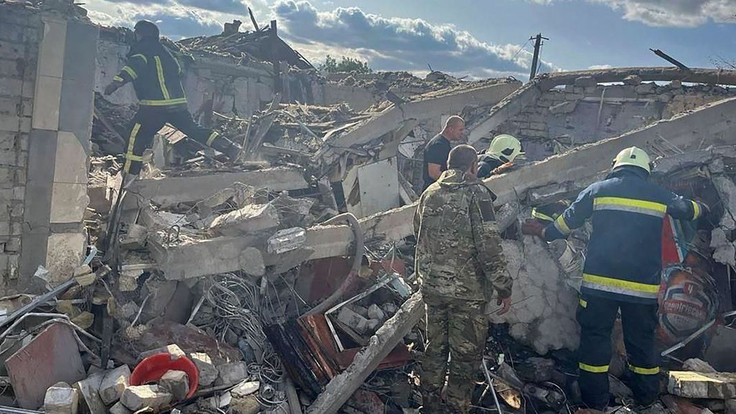 Auf diesem vom Pressebüro des ukrainischen Präsidenten zur Verfügung gestellten Foto suchen Rettungskräfte nach Opfern eines russischen Raketenangriffs, bei zahlreiche Menschen getötet wurden. 