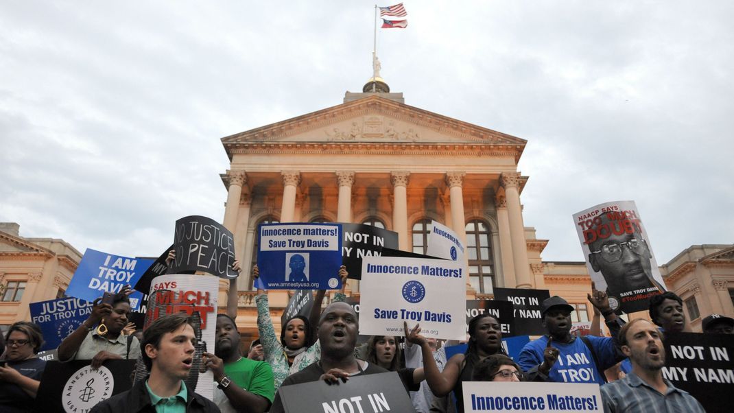 Demonstration: Auch in den USA gehen Gegner:innen der Todes-Strafe immer wieder auf die Strafe. Sie klagen entweder die Todes-Strafe in einzelnen Fällen oder aber generell an. Das Foto stammt von einer Kundgebung 2011 in Atlanta, Georgia.