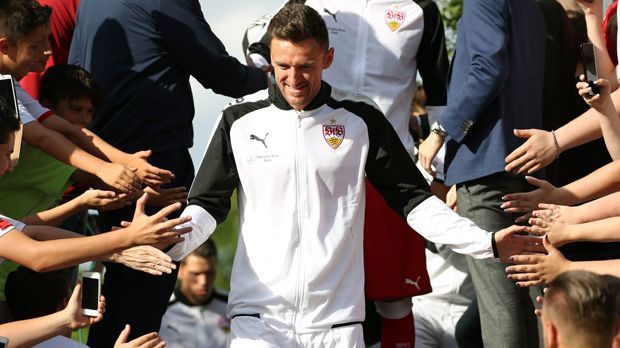 
                <strong>VfB Stuttgart</strong><br>
                Ein Jahr nach dem bitteren Abstieg betritt der VfB Stuttgart wieder die Bundesliga-Bühne. Kapitän Christian Gentner ging natürlich auch beim Trainingsauftakt vorneweg. Zahlreiche Anhänger der Schwaben wollten sich den Start in die Bundesliga-Saison 2017/18 nicht entgehen lassen.
              