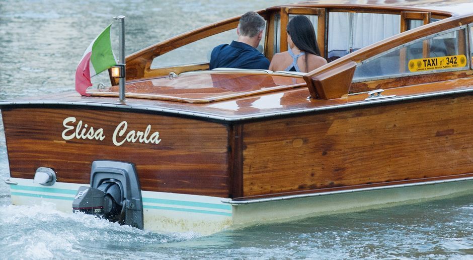 
                <strong>Bastian Schweinsteiger heiratet Ana Ivanovic</strong><br>
                und schippern am Abend vor der Hochzeit zu einem gemeinsamen Abendessen.
              