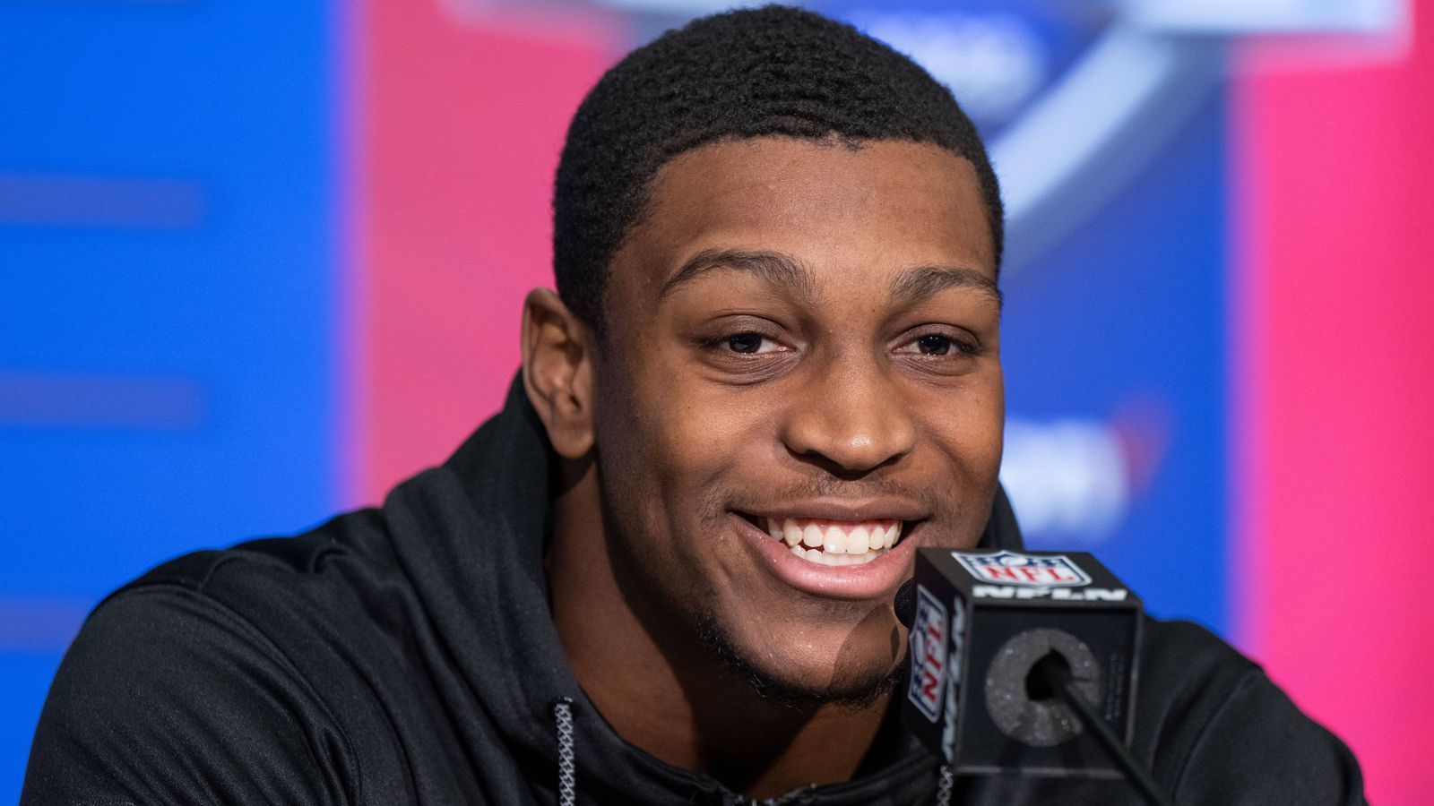 
                <strong>28. Pick: Green Bay Packers - Channing Tindall, LB, Georgia</strong><br>
                Die Green Bay Packers dürfen ein zweites Mal in der ersten Runde picken, verstärken mit diesem aber die Defense. Linebacker Channing Tindall kann sich demnächst warm anziehen und für kalte Winter in Wisconsin rüsten.
              