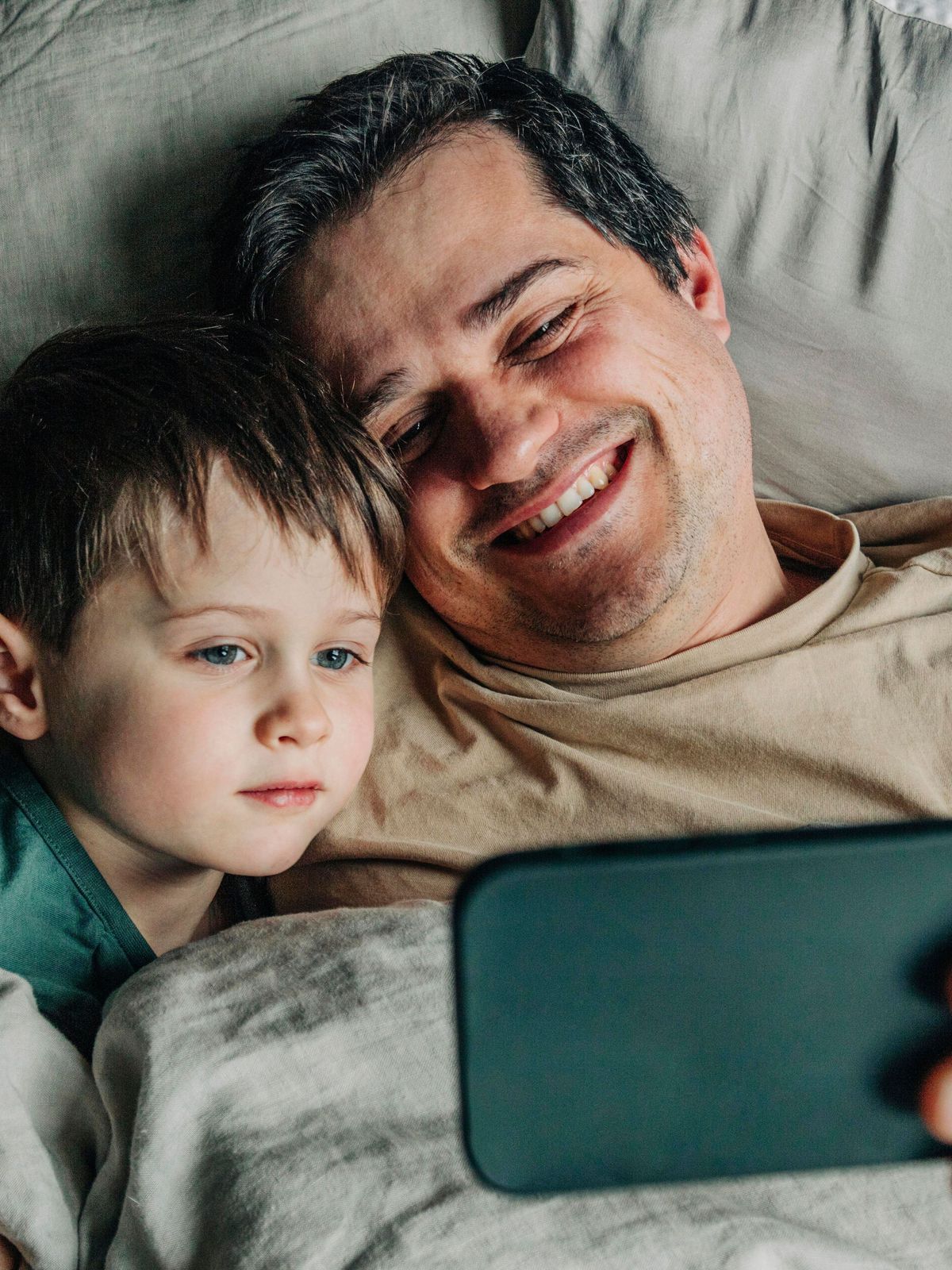Vater mit Sohn am Handy
