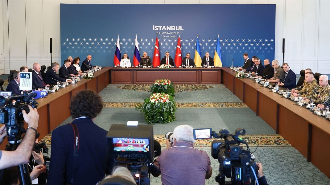 2. Juni 2025, Türkei, Istanbul: Auf diesem von der staatlichen russischen Nachrichtenagentur Tass via Zuma veröffentlichten Foto sitzen die Delegationen der neuen direkten Verhandlung zwischen Russland und der Ukraine unter türkischer Führung zusammen.