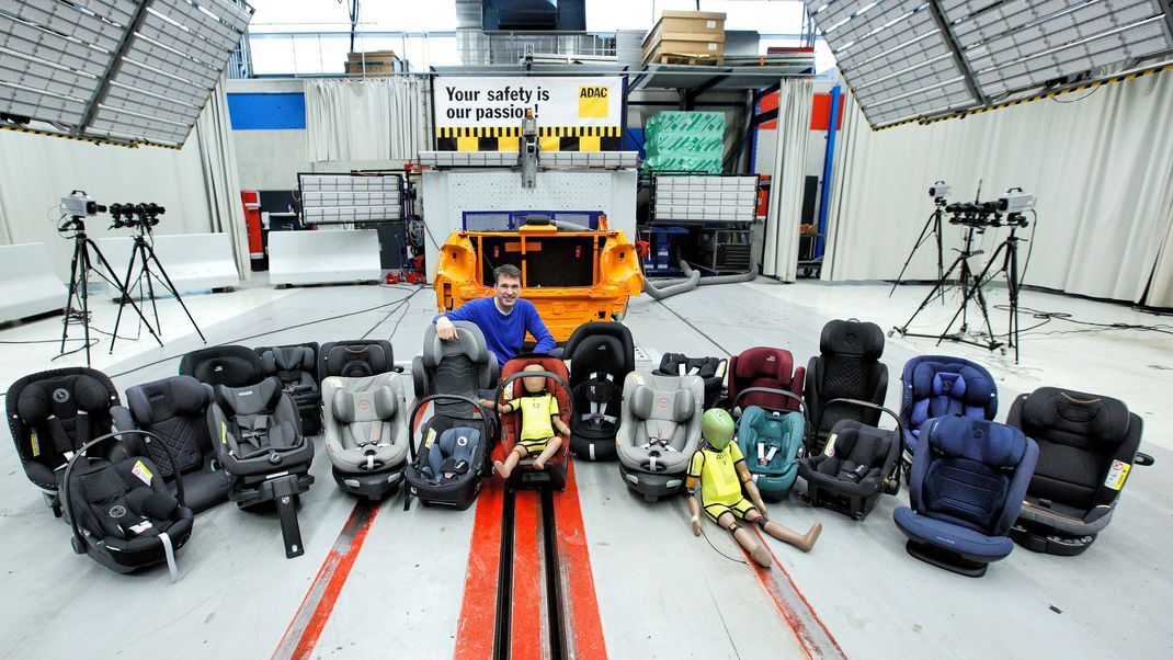 Der ADAC hat 24 Kindersitze getestet. Zwei fielen durch.
