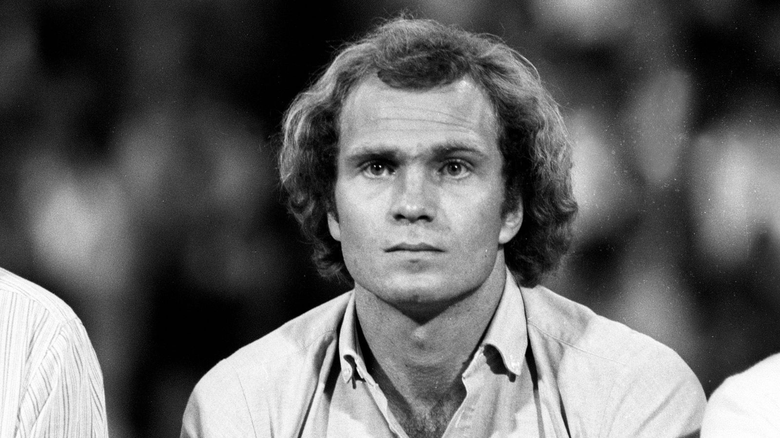 
                <strong>Uli Hoeneß (Knorpelschaden)</strong><br>
                Mit 18 Jahren unterschrieb Uli Hoeneß seinen ersten Amateurvertrag beim FC Bayern. In den Folgejahren gewann er drei Deutsche Meistertitel, einmal den DFB-Pokal und dreimal den Europapokal der Landesmeister. Mit der Nationalmannschaft wurde Welt- (1974) und Europameister (1972). Doch Hoeneß' Karriere war auch von gesundheitlichen Problemen geprägt. Im Europapokalfinale 1975 gegen Leeds United verletzte er sich schwer am rechten Knie und fiel ein halbes Jahr aus. Danach war Hoeneß nicht mehr derselbe, so dass er 1979 seine Karriere mit 27 Jahren wegen eines irreparablen Knorpelschaden beendete. Hoeneß wechselte ins Management des FC Bayern. Der Rest ist Geschichte.
              