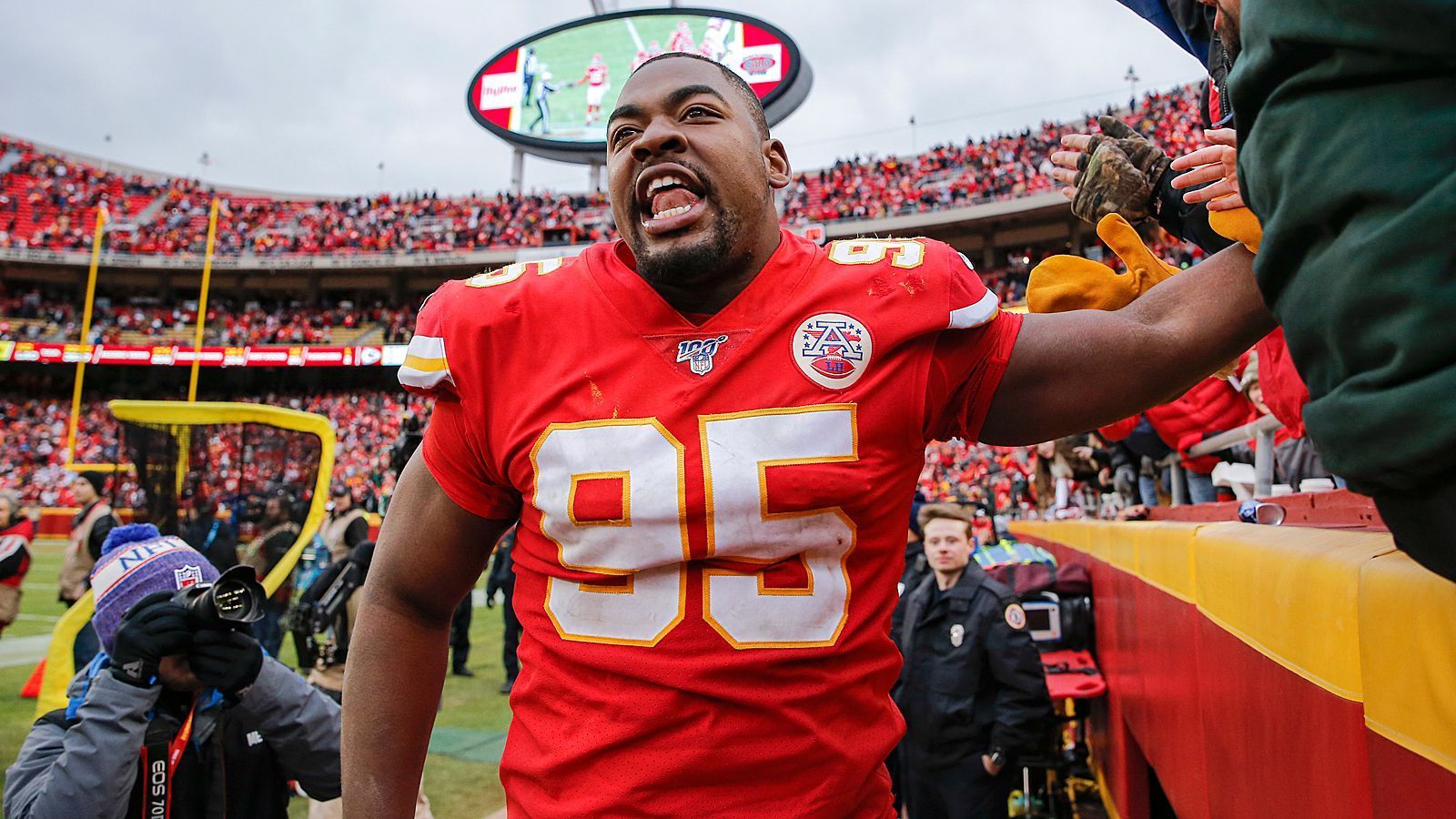 
                <strong>FIX: Kansas City Chiefs</strong><br>
                Für Chris Jones hat sich das lange Warten ausgezahlt. Der Defensive End drohte den Chiefs zwischenzeitlich sogar mit einem Streik, sollte er nicht seine gewünschte Vertragsverlängerung erhalten. Und tatsächlich - einen Tag bevor der Franchise Tag in Kraft getreten wäre, statten die Chiefs ihren Star-Pass Rusher mit einem Monstervertrag über vier Jahre aus. Das Gesamtvolumen beträgt 80 Millionen Dollar, davon sind 60 Millionen garantiert, wie NFL-Insider berichten. Jones ist nach Quarterback Patrick Mahomes der zweite Superstar, der von den Chiefs langfristig gebunden wurde.
              