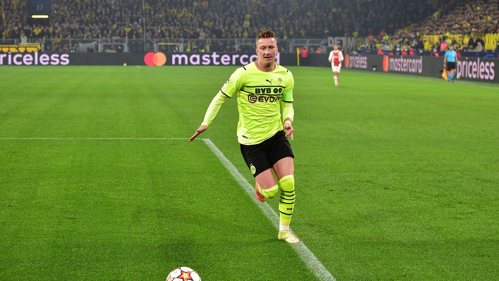 
                <strong>Marco Reus</strong><br>
                Mit der Hereinnahme von Tigges als Zentrumspieler, weicht der Kapitän auf die linke Seite aus. Geht oft ins Dribbling, mal verliert er den Ball, mal wird es aber auch gefährlich. Übernimmt den Verantwortung und verwandelt den Elfmeter – wenn auch etwas glücklich – ins linke untere Eck. Im zweiten Durchgang ackert Reus immer wieder gut nach hinten mit. ran-Note: 2
              
