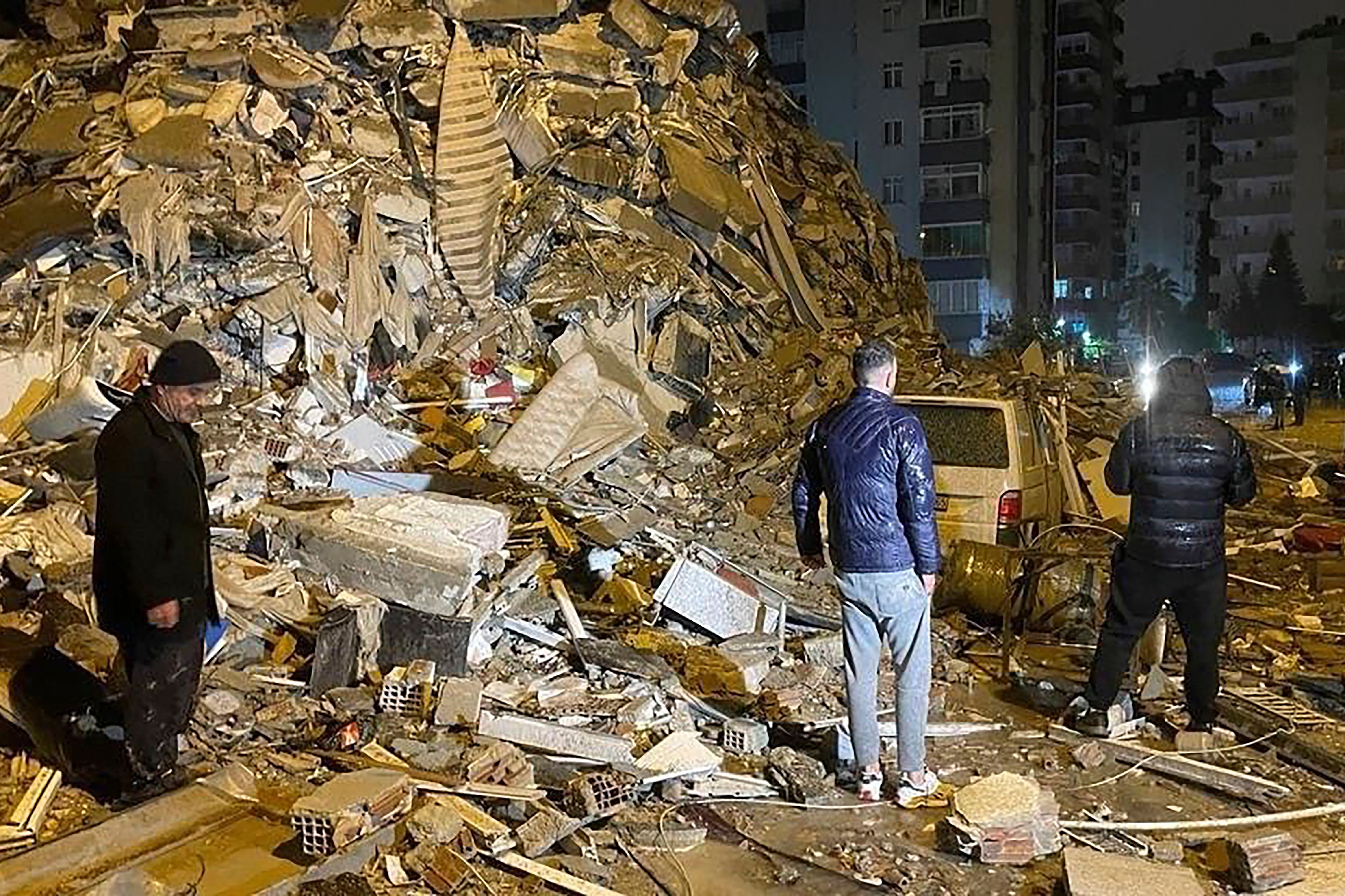 Auch im türkischen Diyarbakir wird nach eingeschlossene Bewohner in eingestürzten Gebäuden gesucht.