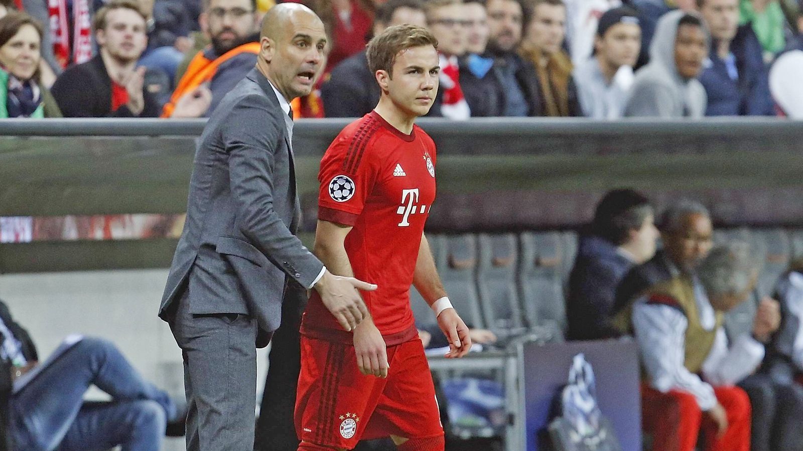 
                <strong>CONTRA: Götze und der FC Bayern - ein Missverständnis</strong><br>
                Als Götze im Sommer 2013 für 37 Millionen Euro Ablöse aus Dortmund nach München wechselte, wurde der Transfer als echter Coup gefeiert. Der offensive Mittelfeldspieler galt damals als das wohl größte Talent in Fußball-Deutschland. Dazu würde Götze an der Säbener Straße auch noch von Startrainer Pep Guardiola gefördert. Die Erwartungshaltung war hoch - und zumindest die erste Saison verlief für den Neuzugang vielversprechend: 45 Einsätze, 28 Scorerpunkte.
              