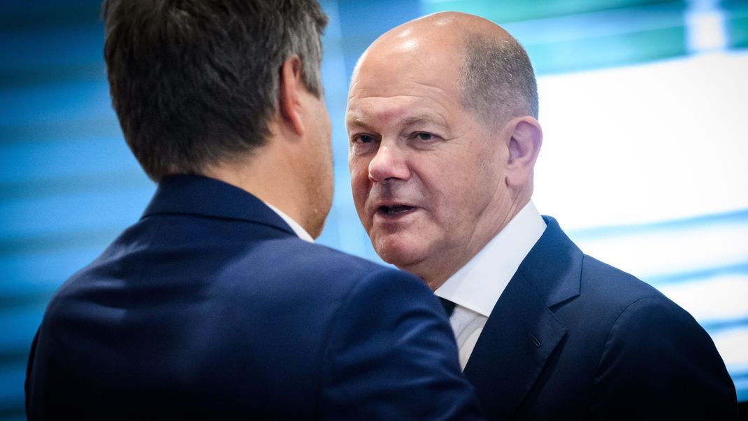 Bundeskanzler Olaf Scholz (r, SPD) und Robert Habeck (Bündnis 90/Die Grünen), Bundesminister für Wirtschaft und Klimaschutz