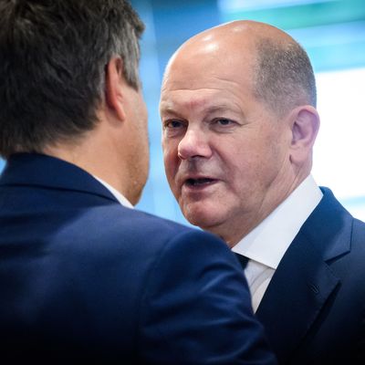 Bundeskanzler Olaf Scholz (r, SPD) und Robert Habeck (Bündnis 90/Die Grünen), Bundesminister für Wirtschaft und Klimaschutz