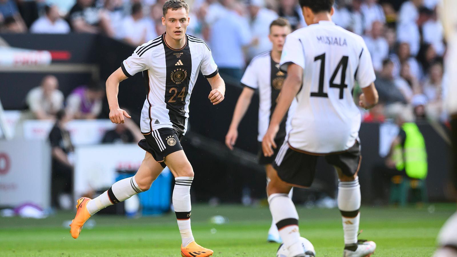 
                <strong>Florian Wirtz </strong><br>
                Der Leverkusener hatte zuletzt mehrere unglückliche Auftritte im DFB-Dress, an seinem unfassbaren Können gibt es aber keine Zweifel. Verdient daher die Chance, sich zusammen mit Musiala und Havertz über einen längeren Zeitraum festzuspielen. Ansonsten gibt es in Leroy Sane, Julian Brandt oder Serge Gnabry mehr als genug Optionen für die Offensive. 
              