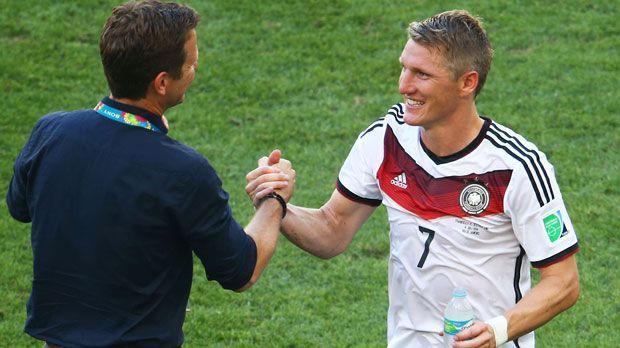 
                <strong>Oliver Bierhoff</strong><br>
                ... der von seiner Leidenschaft lebt, wird sich dort schnell einfügen. Ich sehe eine Auslandserfahrung grundsätzlich immer positiv, der Blick über den Tellerrand bringt einen immer voran, nicht nur als Sportler, sondern auch als Persönlichkeit."
              