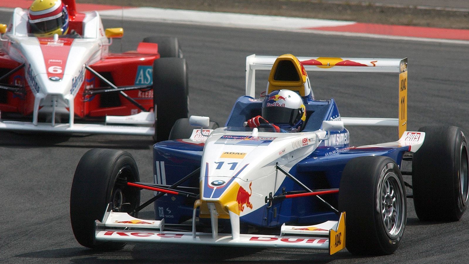 
                <strong>Eintritt in den Formelsport und schließlich in die Königsklasse</strong><br>
                Tatsächlich ging es relativ schnell: 2003 erfolgte sein Wechsel in den Formelsport in die Formel BMW, die er ein Jahr später gewann. 2005 ging er in die Formel-3-Euroserie, wo er 2006 Vizemeister wurde. Parallel stieß er als Formel-1-Testfahrer für BMW-Sauber die Tür zur Königsklasse auf. Und auch hier verlor Vettel keine Zeit.
              
