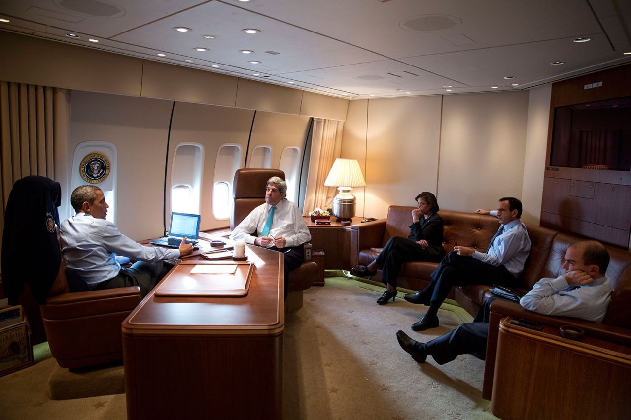 Unter dem Cockpit befinden sich die Privaträume des Präsidenten, dahinter ist sein Büro mit direktem Zugang zu einem Zweitbüro und medizinischem Equipment, das in Notfällen zum ärztlichen Behandlungszimmer umfunktioniert werden kann. Ein:e Chirurg:in ist immer an Bord.