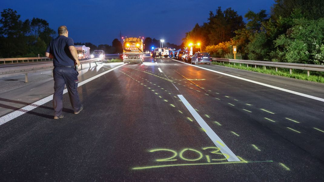 Markierungen zeigen den Weg des Unfallautos auf der A81 in Baden-Württemberg.