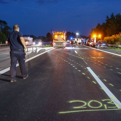 In einem Unfallauto auf der A81 in Baden-Württemberg ist neben dem schwerverletzten Fahrer auch eine Leiche auf der Rücksitzbank gefunden worden.