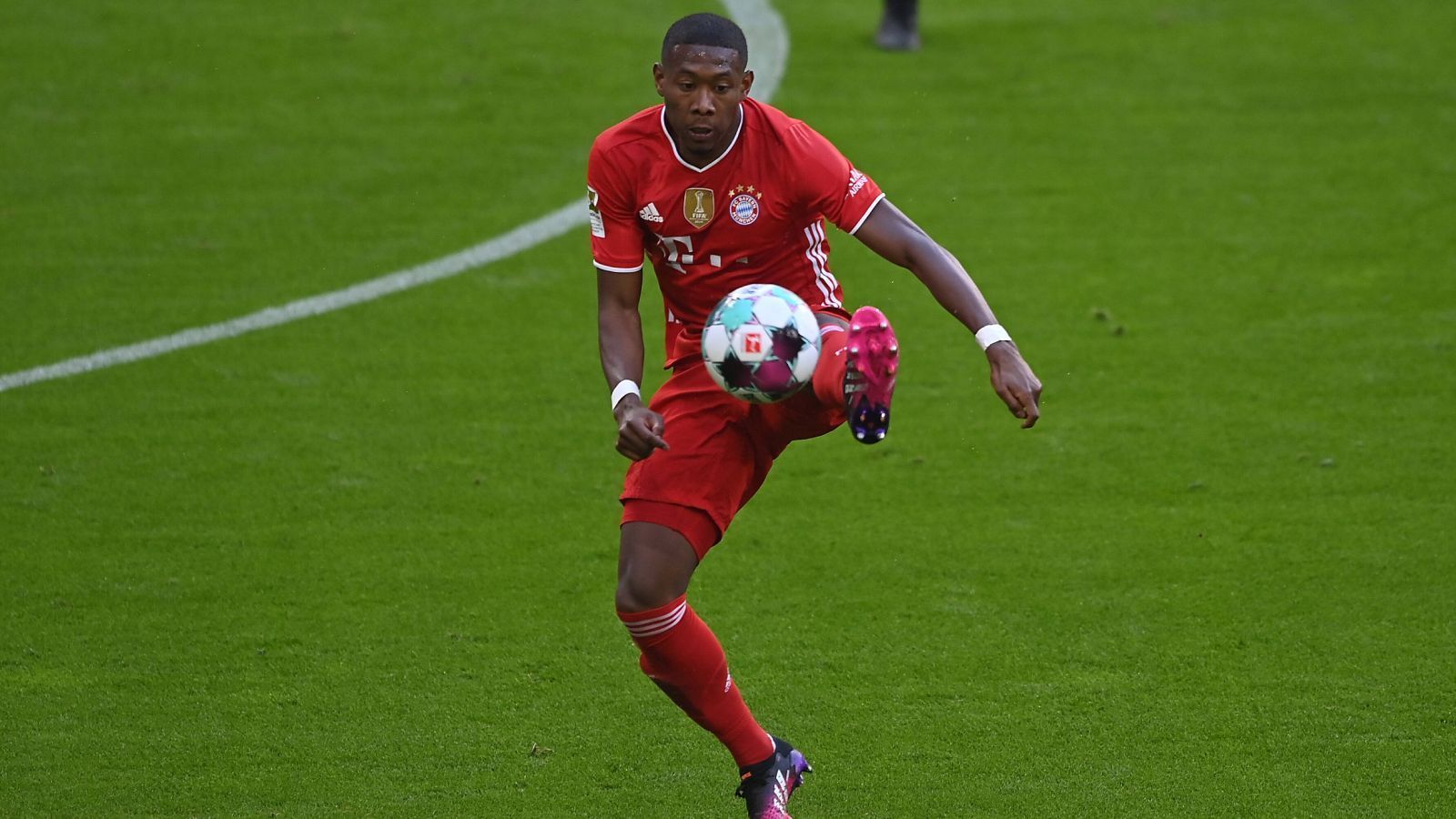 
                <strong>Platz 2: David Alaba</strong><br>
                Allerdings lernten die Bayern in diesem Sommer auch die andere Seite solcher Verhandlungen kennen. David Alaba wollte seinen auslaufenden Vertrag partout nicht verlängern, aufgrund von angeblich immensen Gehaltsvorstellungen brach der Rekordmeister die Verhandlungen irgendwann ab. Der Österreicher dagegen beteuert, es wäre ihm nie um Geld gegangen. Wo genau hier die Wahrheit liegt, bleibt unklar. Fakt ist jedoch der ablösefreie Wechsel zu Real Madrid mit einem Marktwert von 55 Millionen Euro. 
              