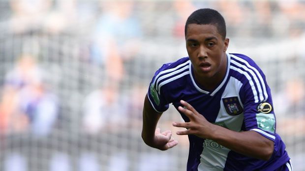 
                <strong>Youri Tielemans</strong><br>
                Halb Europa jagt derzeit das belgische Supertalent vom RSC Anderlecht. Der "kicker" vermutet, dass Youri Tielemans auch ein Kandidat für die "Fohlen" wäre. Auf der Vereins-Website spricht der 19-Jährige bislang über einen Verbleib in Belgien. "Es ist nie etwas sicher, es kann alles passieren, aber im Prinzip spiele ich auch im kommenden Jahr noch bei Anderlecht." (Quellen: "kicker", RSC Anderlecht)
              